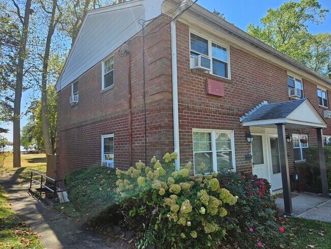 Primary Photo - 24 Woodward Ave