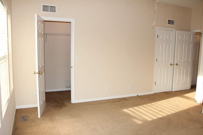 Building Photo - Beautiful 3 Bed/2.5 Bath Townhome Located in Carpentersville!