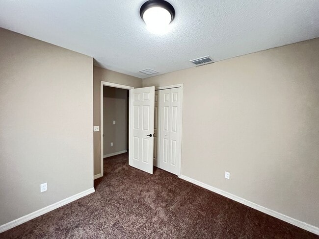 Building Photo - $300 OFF A MONTHS OF RENT! Beautiful 3 Bedroom, 2 Bathroom Home in Ocala!!
