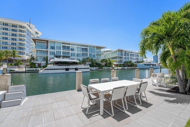Building Photo - 2540 Mercedes Dr