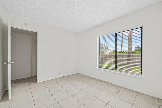 Building Photo - 9227 Green Meadows Way