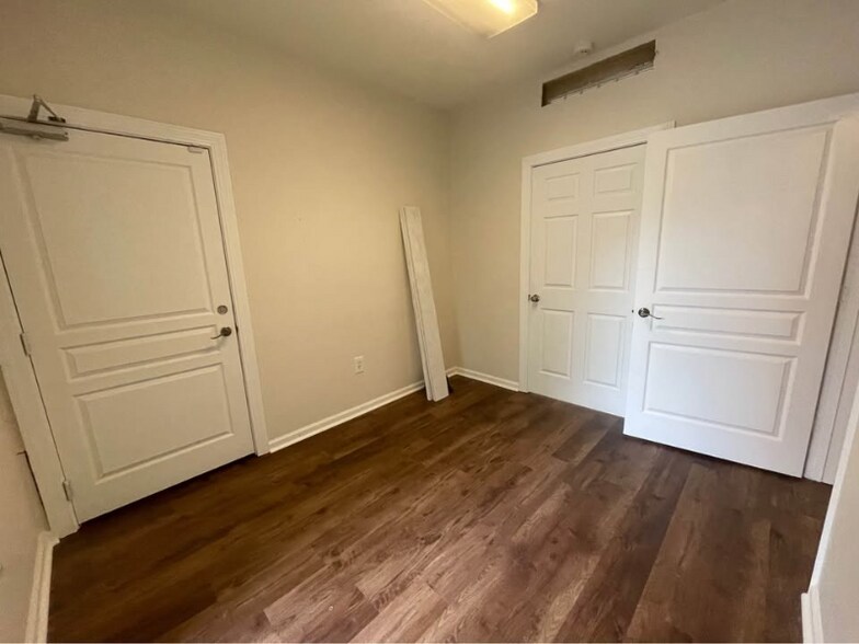 Building Photo - 607 Lady St