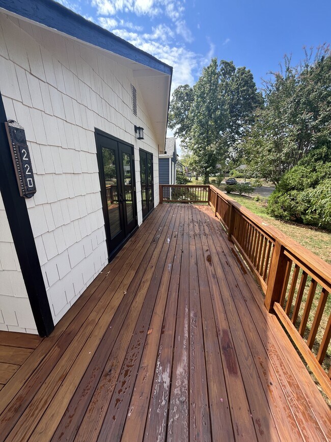 Building Photo - 220 Eveningside Dr