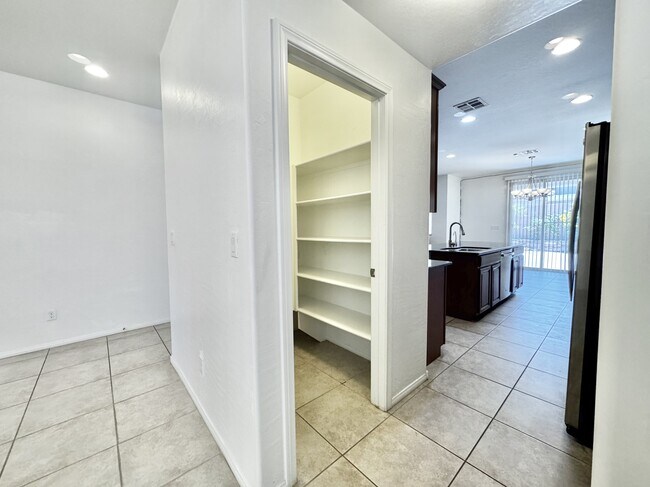 Building Photo - 10037 White Mulberry Dr