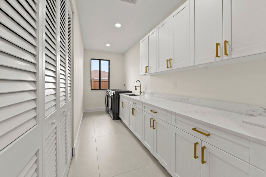 Building Photo - 621 NW 42nd Ave