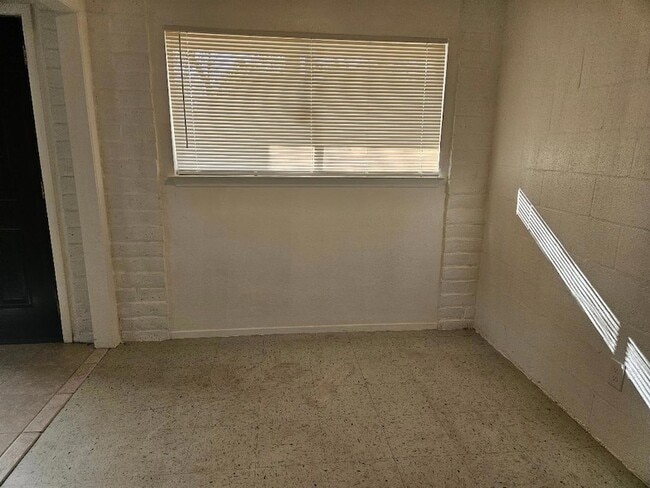 Building Photo - 410 E 9th St