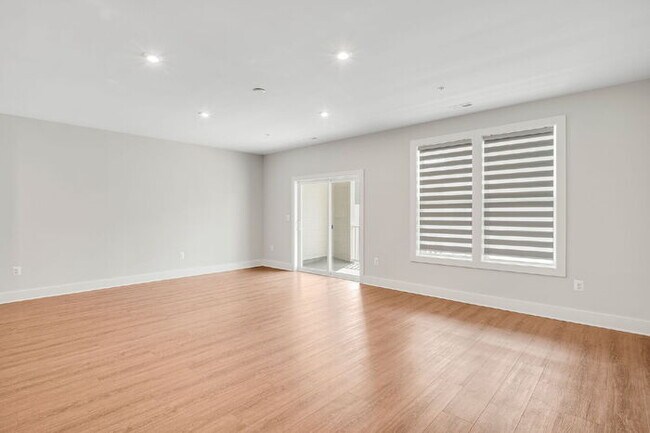 Building Photo - For Rent: Modern 3-Bedroom Condo in Richmond