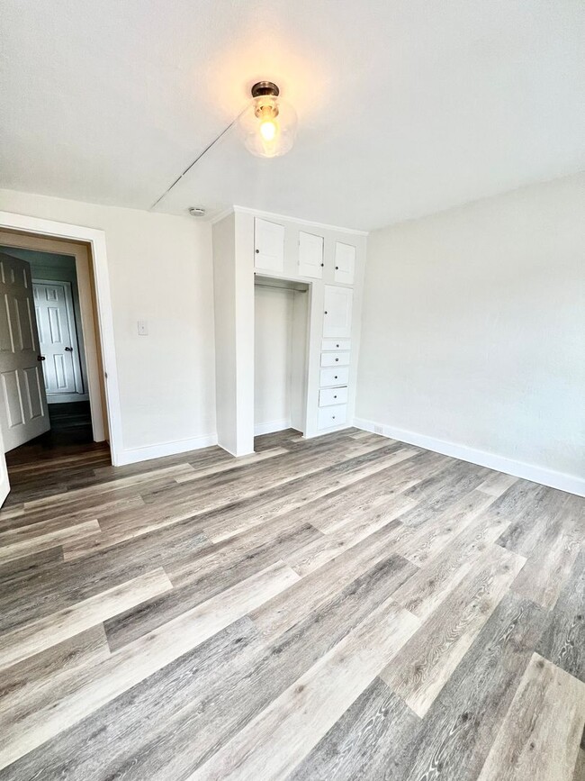 Building Photo - 3 Bedroom 2 Bath City Home Available