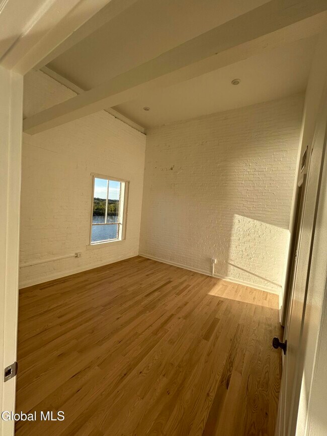 Building Photo - 155 River St