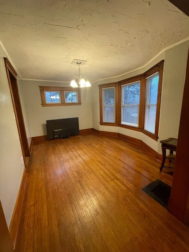 Building Photo - Three Bedroom House on Main St! | Parking, Laundry, and Central Air