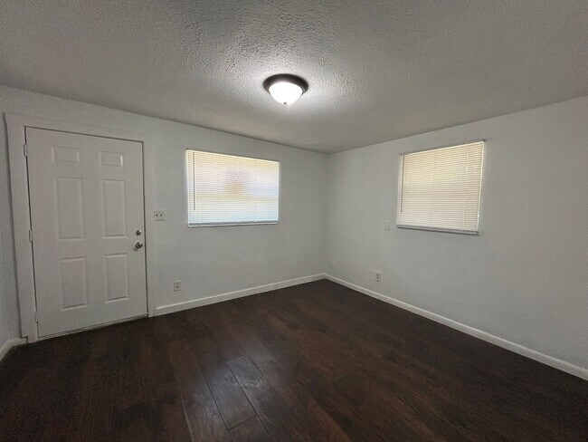 Building Photo - Nolan Street Duplex