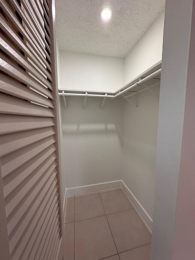 Building Photo - 47 SE 13th St