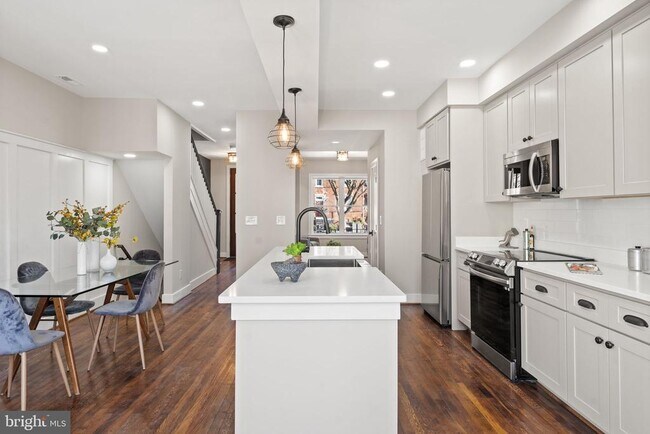 Building Photo - 705 Kentucky Ave SE