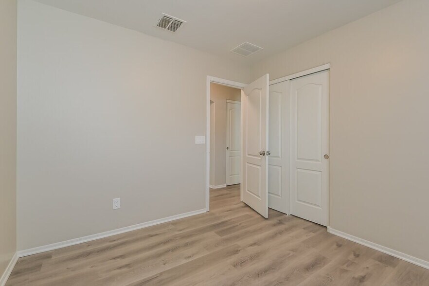 Building Photo - 660 W Cholla Crest Dr