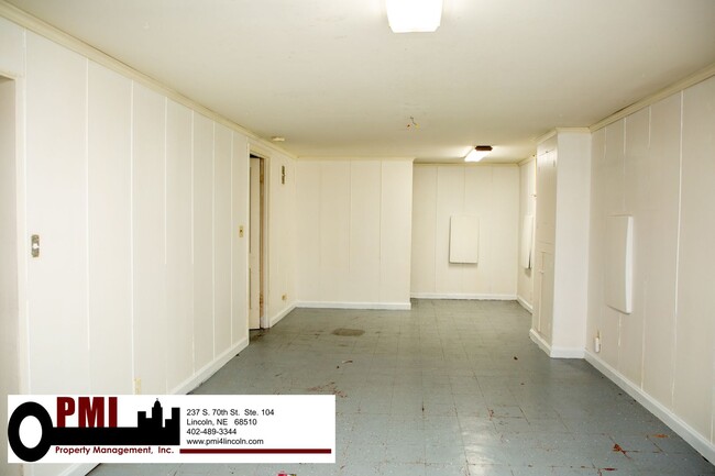 Building Photo - 4 Bedroom, 1.5 bathroom House For Rent; Av...