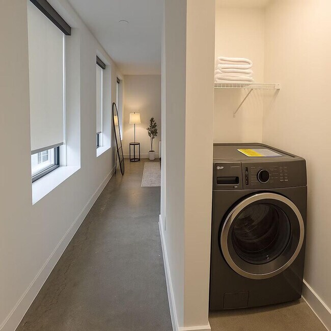 Building Photo - 115 W 5th St