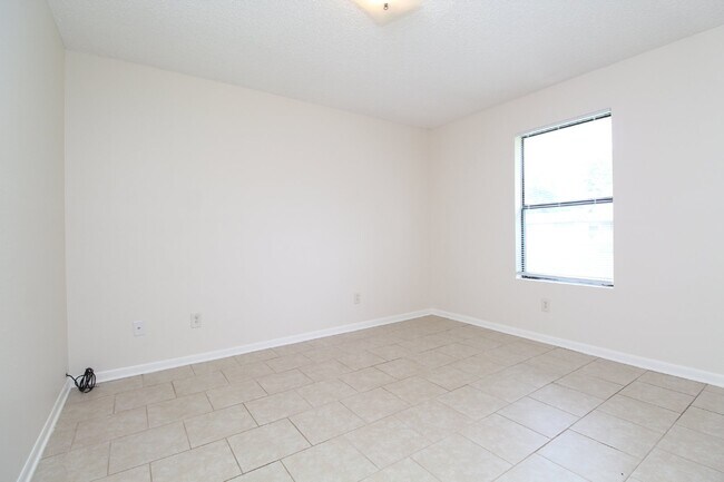 Building Photo - Gulf Breeze 2BR Apartment in Greenbriar with Large Bedrooms, Fenced Patio, Huge Backyard & Water/...