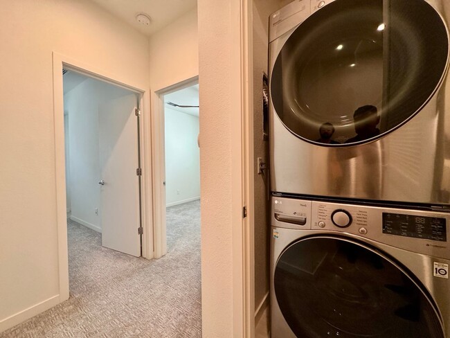 Building Photo - NEWER 2 BED, 2.5. BATH TOWNHOME IN BROADWAY AREA OF SACRAMENTO