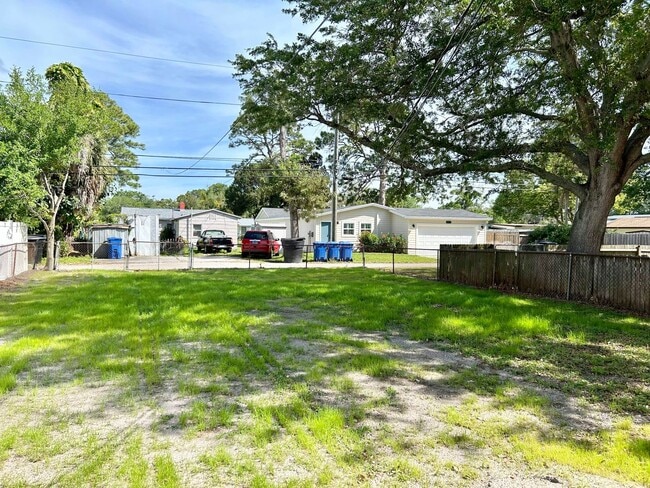 Building Photo - 2 bed 1 Bath House in Ideal Location in St Pete