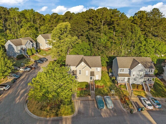 Building Photo - Beautiful End-Unit Townhome with Fresh Updates in Convenient Raleigh Location!