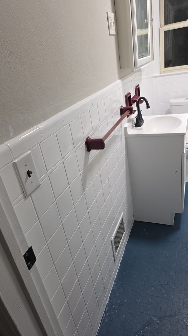 Building Photo - Renovated Single Family Home – 4BR, 2 Bath – Yard, Parking & Finished Basement