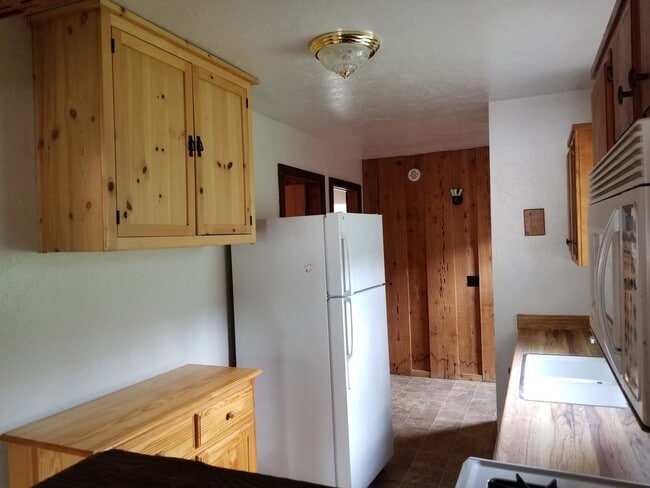 Building Photo - 2 bedroom with 1 bath