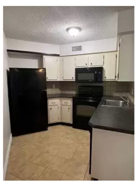 Building Photo - 3828 Southpointe Dr
