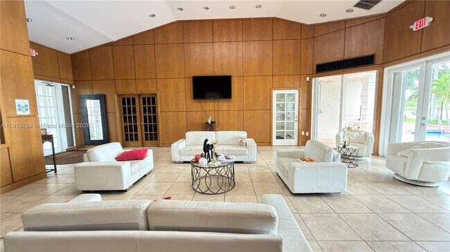 Building Photo - 2803 N Oakland Forest Dr