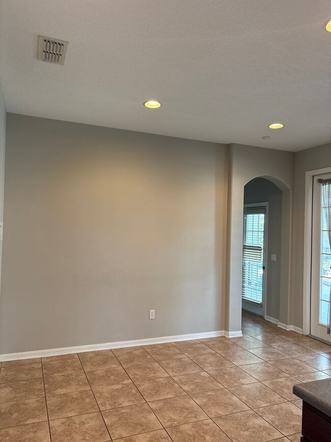 Building Photo - Stunning 6-Bedroom Pool Home in Desirable ...