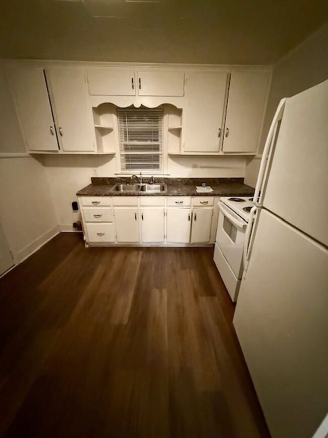 Building Photo - Two bedroom, 1 bath house in Burlington