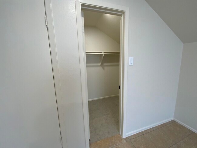 Building Photo - 119 Tours Ln