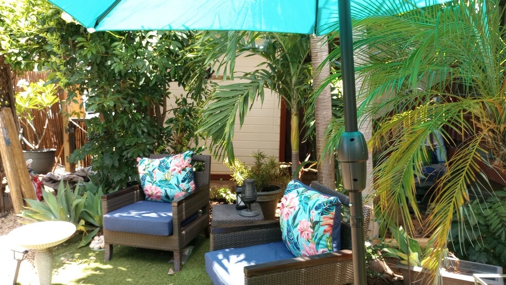 Front yard quiet zone seating - 281 Kaikea St