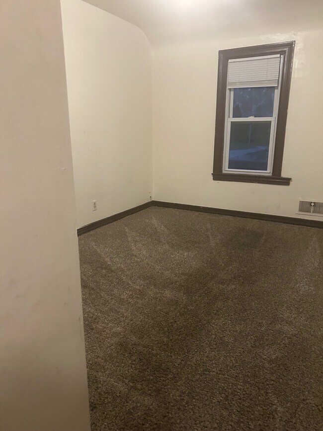 Building Photo - 129 Meachem Ave