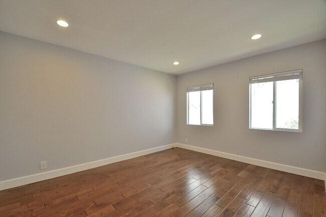 Building Photo - 3 Bedroom 2 bath Home, 2 Car garage, Air Conditioned