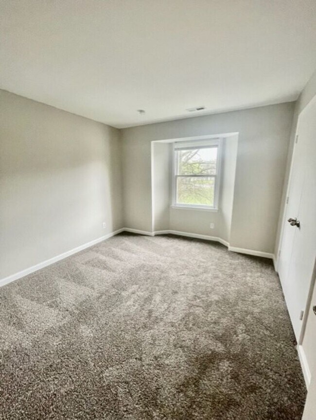 Building Photo - Must see this adorable 2 Bedroom, 2 bath condo on the 2nd floor in the RoseCroft community