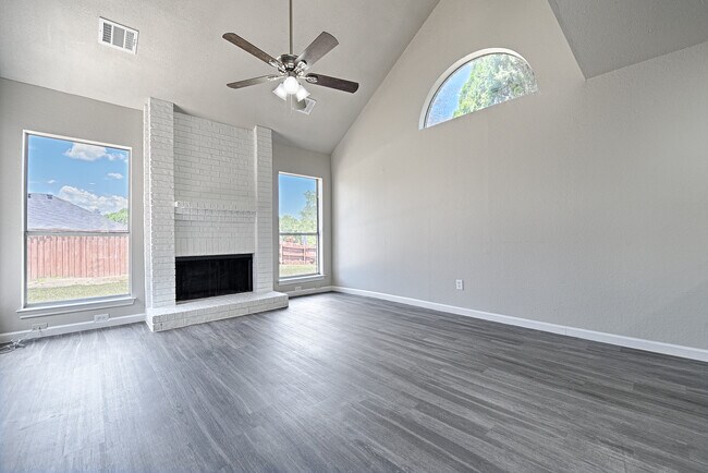 Building Photo - 2038 Biscayne Dr