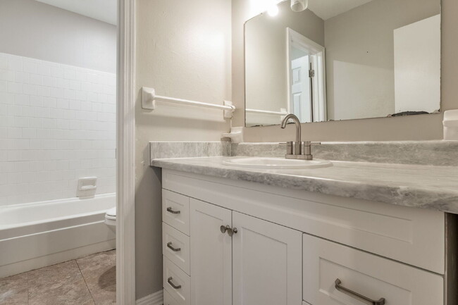 Building Photo - Desirable townhouse centerally located.