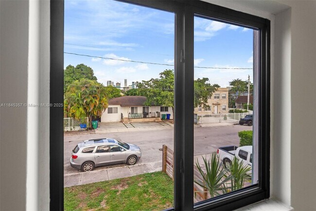 Building Photo - 1136 SW 12th Ct