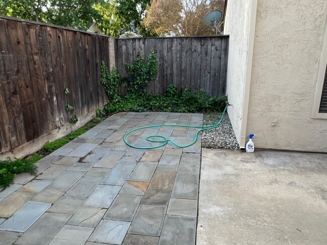 Building Photo - Single story condo located in Cedarbrook's Gated Community!