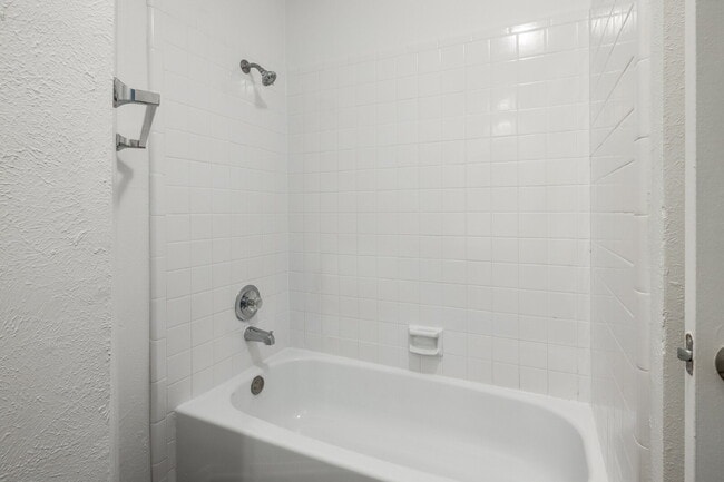 Building Photo - Stylish Half-Duplex in Arlington