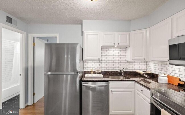 Building Photo - 122 N Bedford St