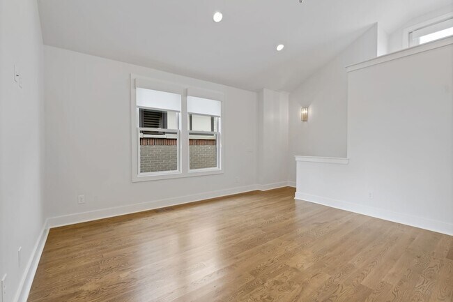 Building Photo - 206 S 10th St