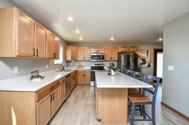 Building Photo - Spacious & Stylish 4-Bedroom Twinhome with...