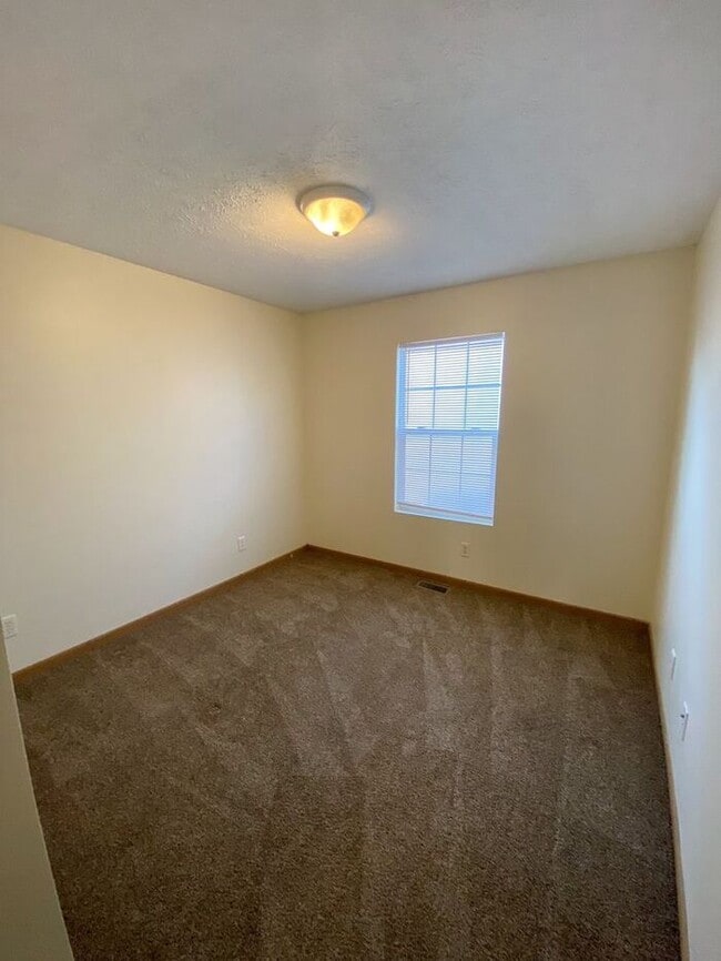 Building Photo - Collett Meadows - Large open floor plan, 4 bedroom Home with 2 baths - PETS WELCOME!