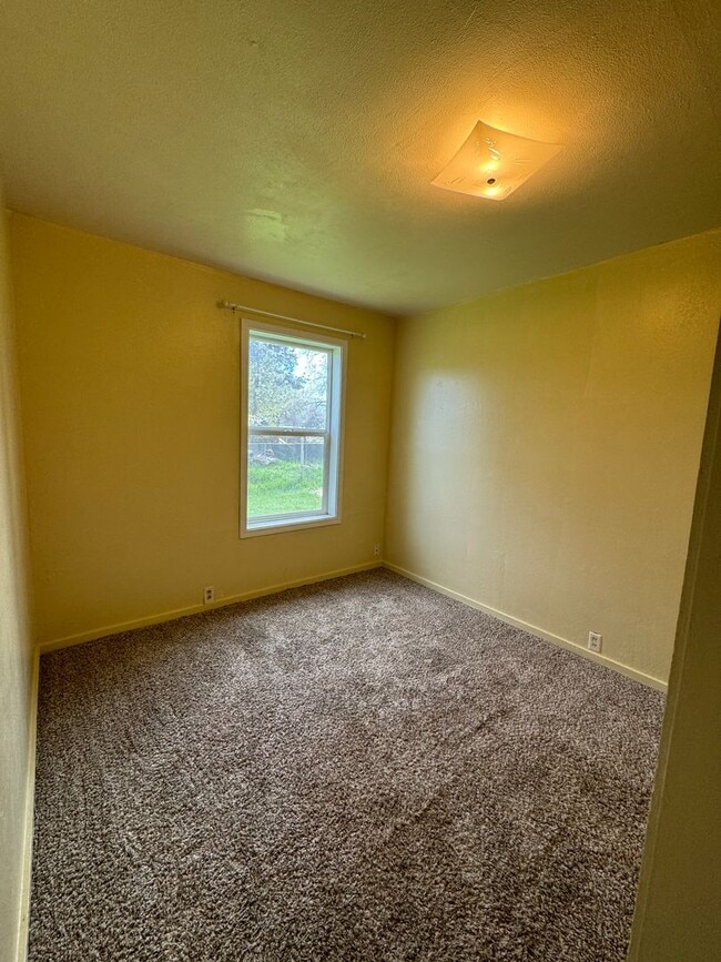 Building Photo - 3 bed 1 bath house with large yard/garden area