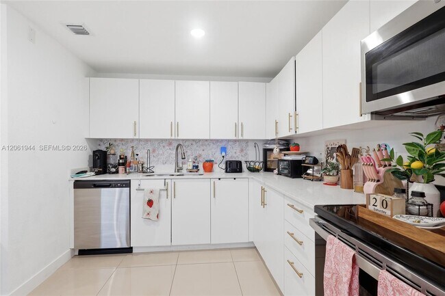 Building Photo - 25847 SW 145th Ave
