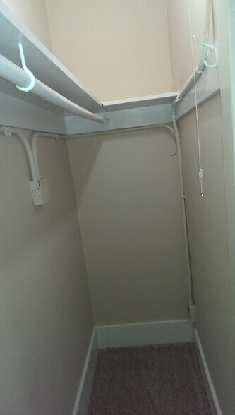 Building Photo - 915 Grand Ave