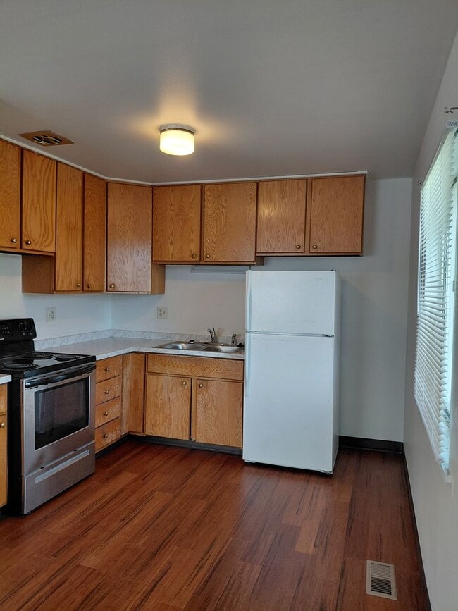 Building Photo - ALL PROSPECTIVE TENANTS MUST SUBMIT A $58 ...