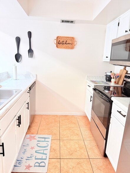 Building Photo - 387 Knox McRae Dr