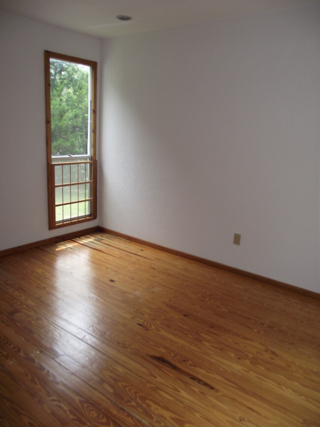 Building Photo - Close proximity to Lake Wauburg & Payne's ...